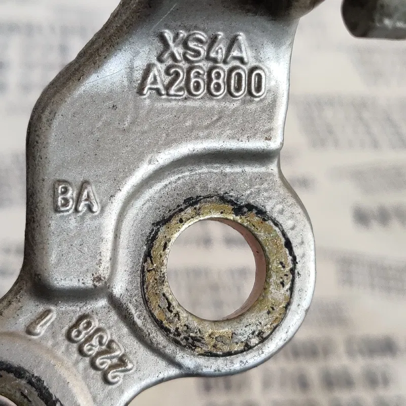 Завіса Ford Focus MK1 (98-04) зад. ліва нижня OEM xs4aa26800