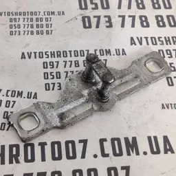 Петля кришки багажника Skoda Rapid OEM 8p4827507