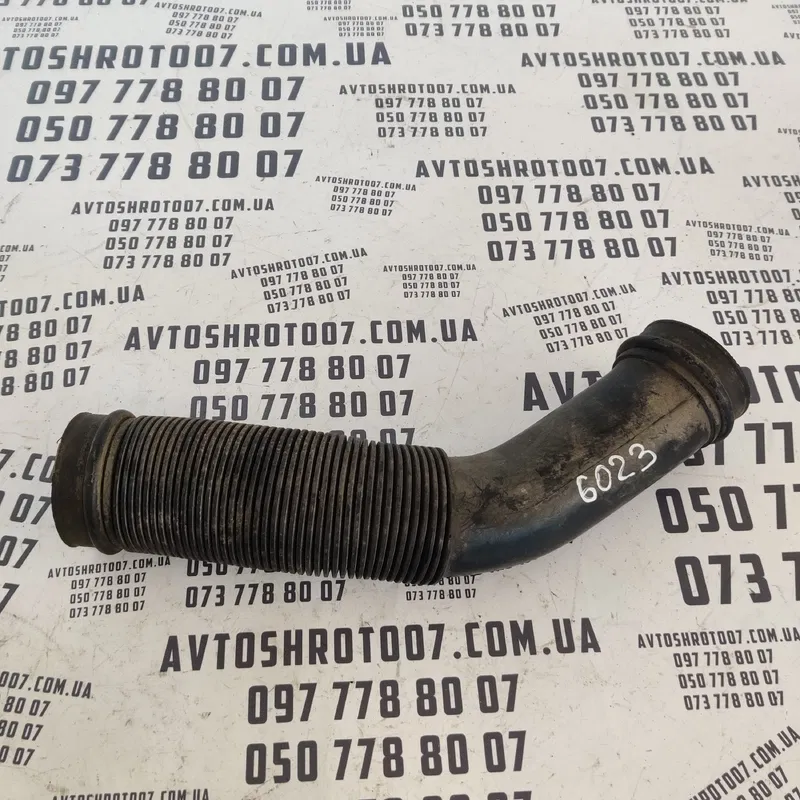 Патрубок повітряний Volkswagen Golf 3 (91-98) OEM 1h0129627b