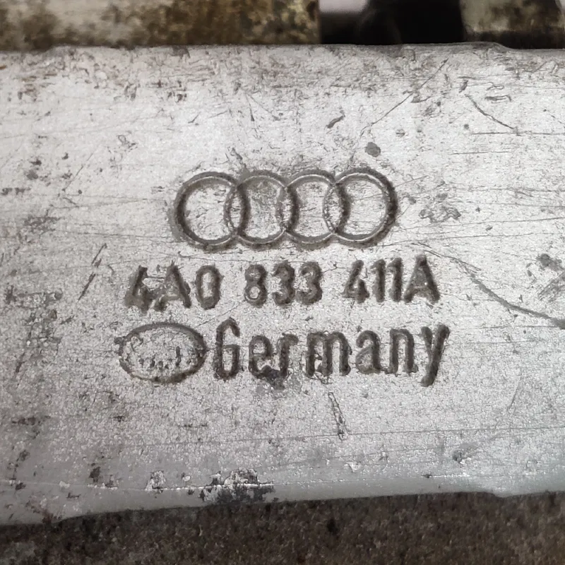 Дверна завіса Audi A4 B5 (94-01) задня ліва нижня 4A0833411A