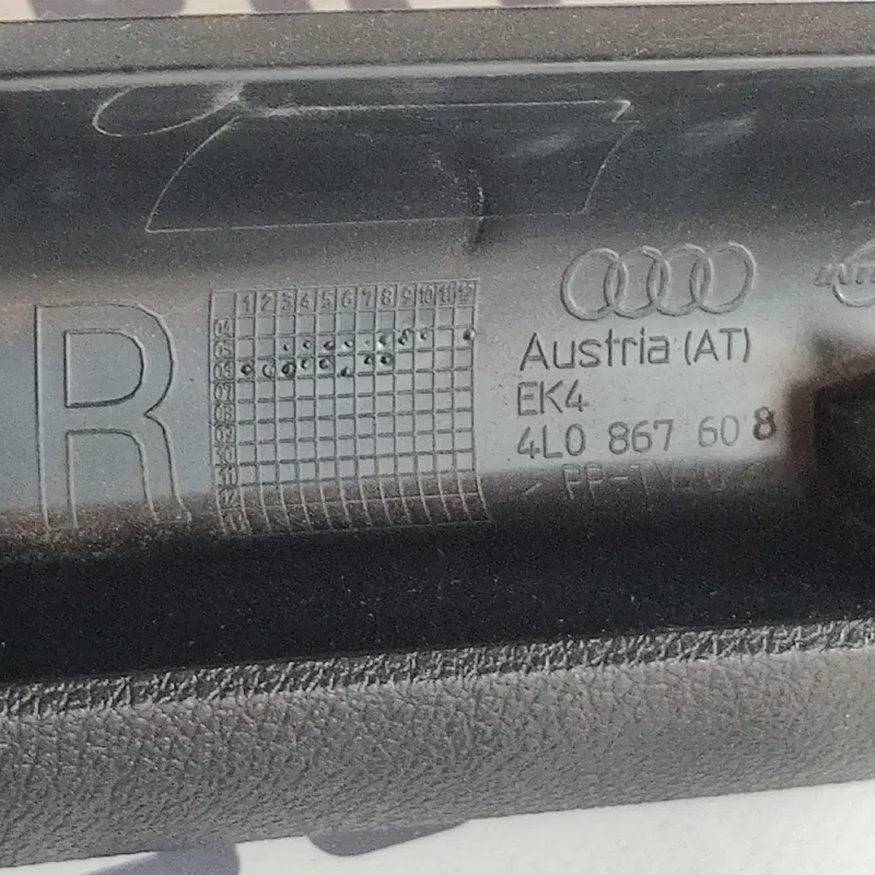 Накладка салону Audi Q7 4L (05-15) 3.6 пр.зад OEM 4L0867245B