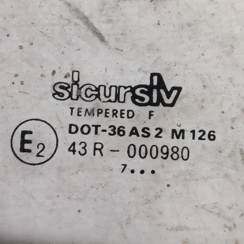 Скло дверей VW Golf 4 (97-06) заднє праве OEM 43r000980