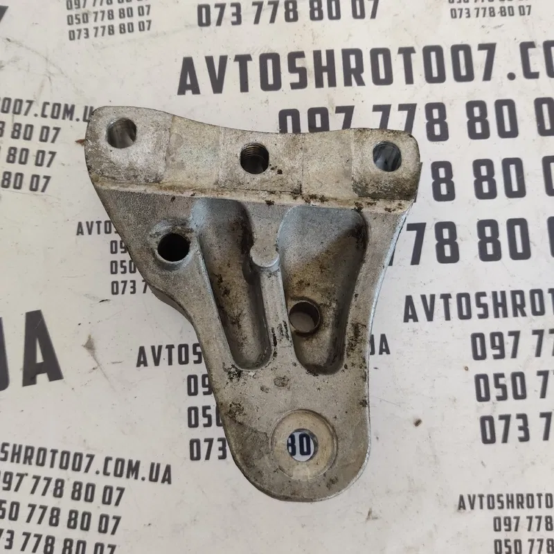 Кронштейн подушки двигуна VW Polo Права OEM 600199185t