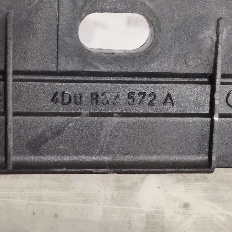 Скло дверей Audi A8 D2 (94-02) заднє праве OEM 4d0837572a