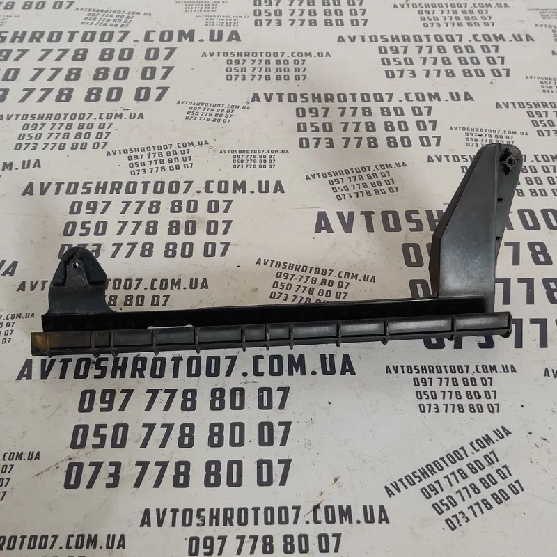 Направл. скла Audi Q7 4L 05-15 3.6Б зад. права OEM 4L0839068