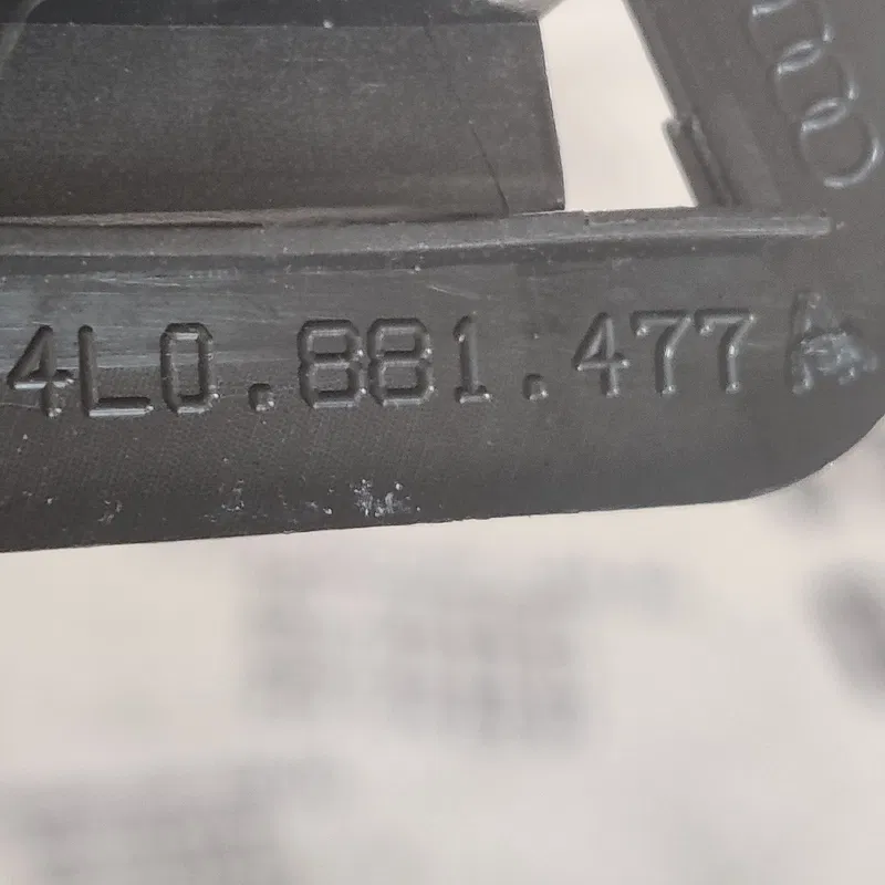 Накладка салону Audi Q7 4L (05-15) 3.6 бензин OEM 4L0881477A
