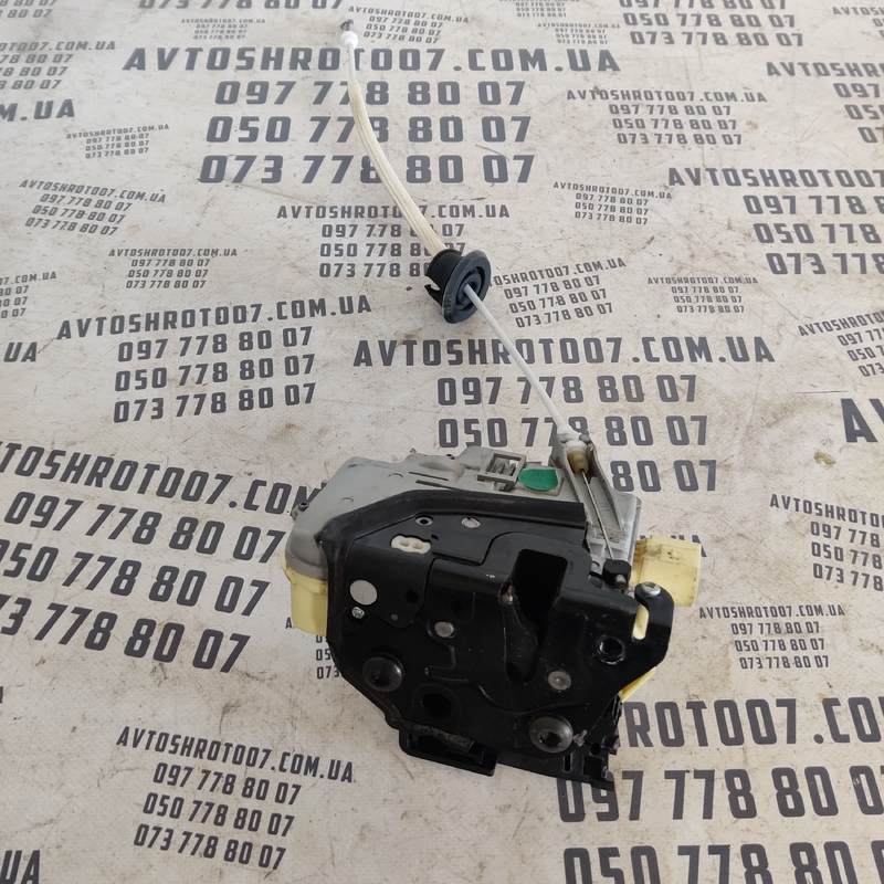 Замок дверей Audi Q7 4L 05-15 3.6 перед. лів. OEM 3C1837015B