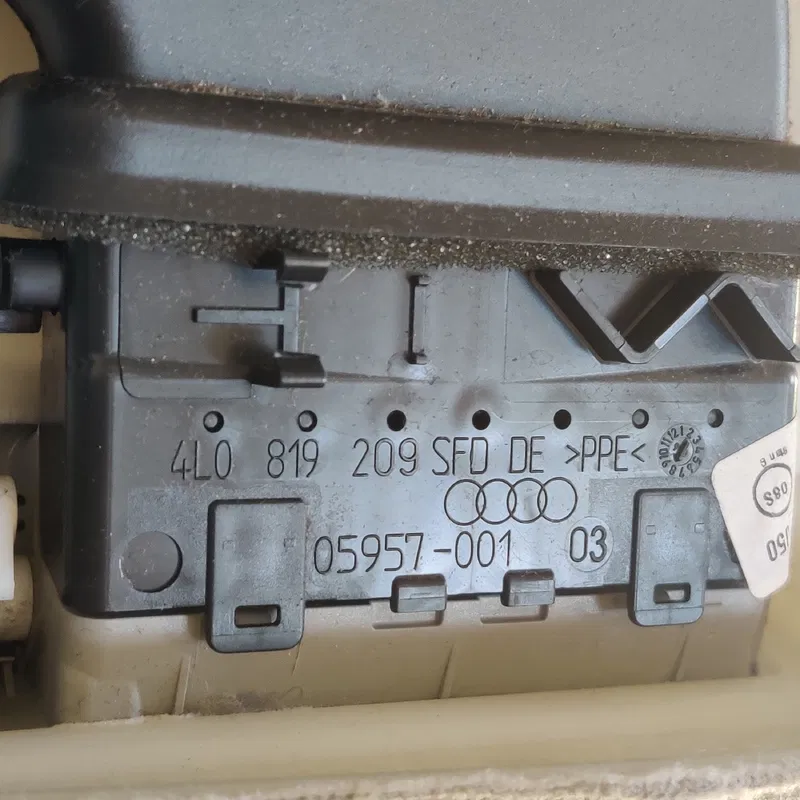 Накладка Audi Q7 4L (05-15) 3.6 Бензин ліва OEM 4L0819723