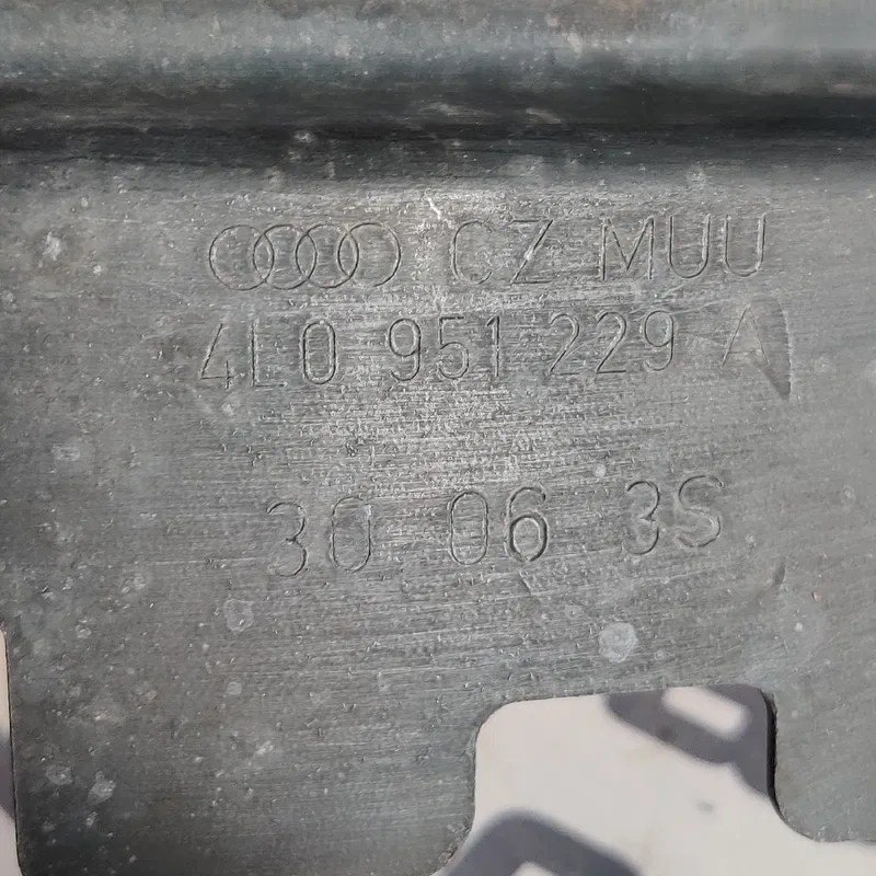 Кронштейн сигналу Audi Q7 4L (05-15) 3.6 перед OEM 4l0951229