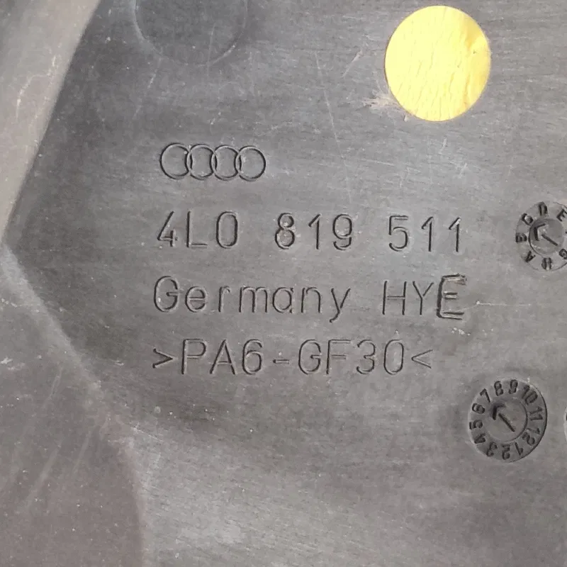 Накладка зовнішня Audi Q7 4L (05-15) 3.6 Бенз OEM 4L0819511