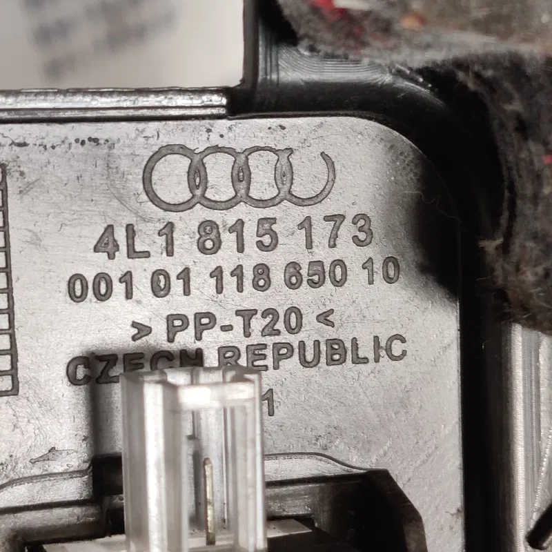 Накладка салону Audi Q7 4L (05-15) 3.6 перед ліва 4L1815173
