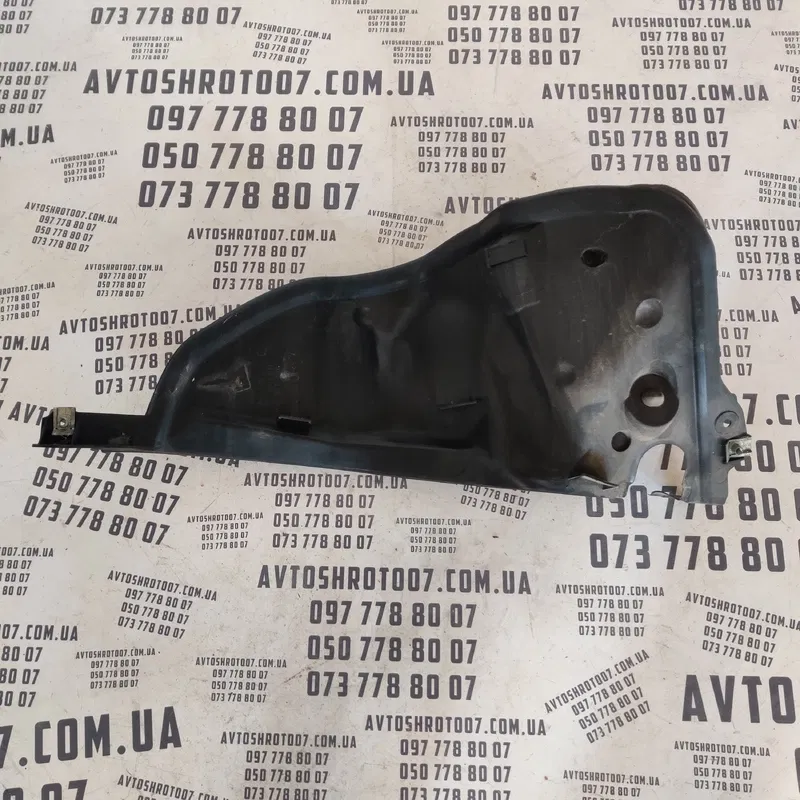 Накладка зовнішня Audi Q7 4L (05-15) 3.6 Бенз OEM 4L0819512
