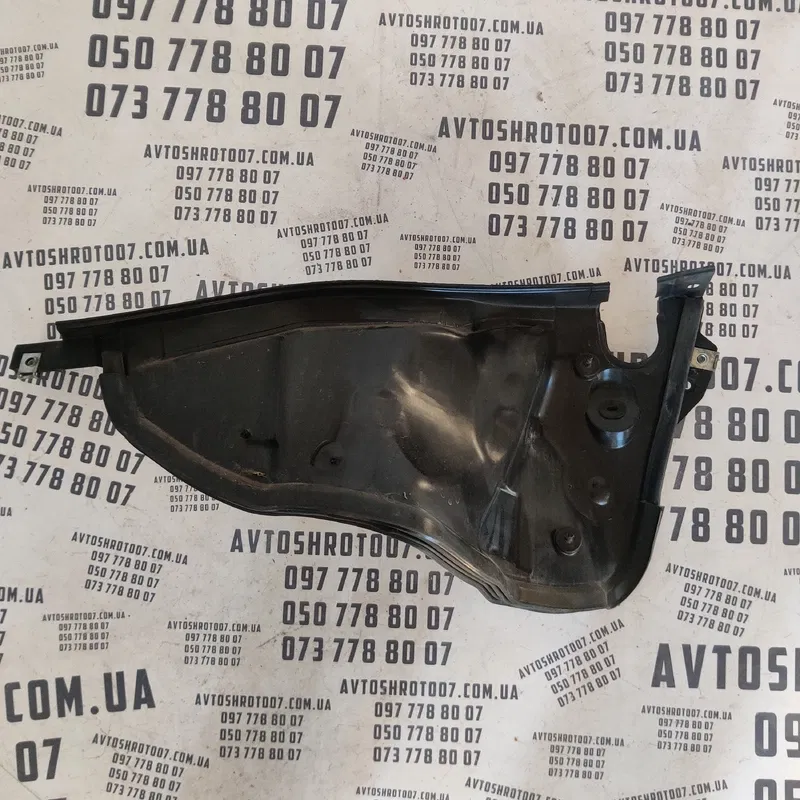 Накладка зовнішня Audi Q7 4L (05-15) 3.6 Бенз OEM 4L0819512