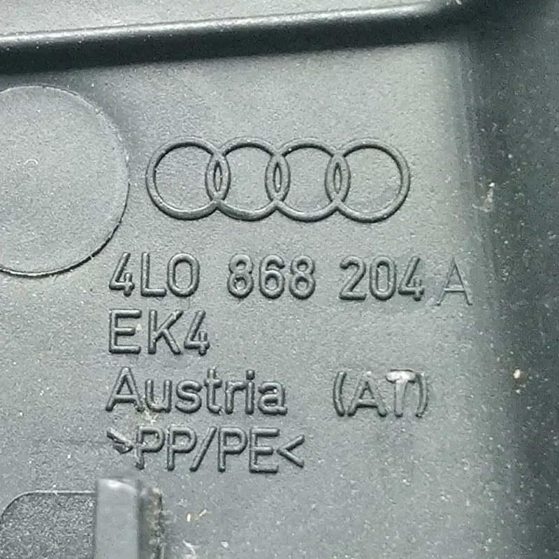 Накладка Audi Q7 4L (05-15) 3.6 бенз пер.пр. OEM 8U0864163