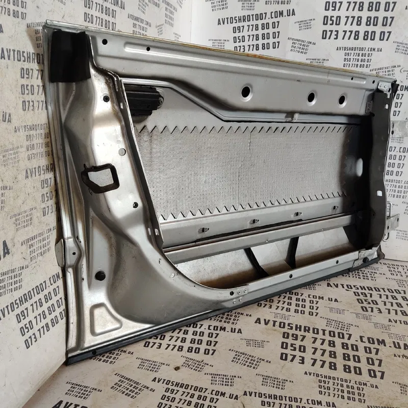 Двері передні ліві Audi A8 D2 (94-02) 8D0837207A
