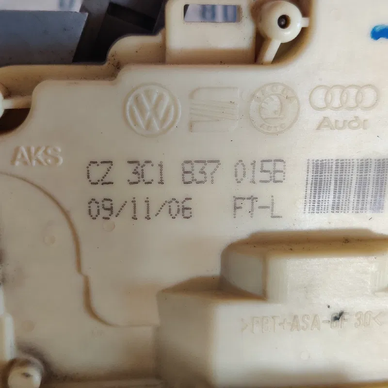 Замок дверей Audi Q7 4L 05-15 3.6 перед. лів. OEM 3C1837015B