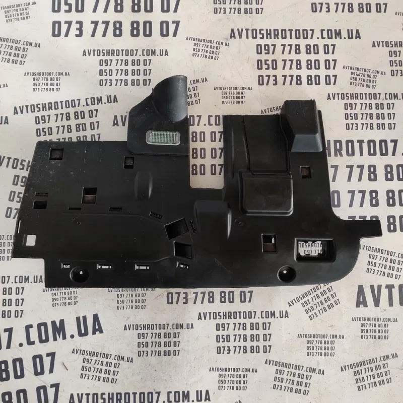 Накладка салону Audi Q7 4L (05-15) 3.6 перед ліва 4L1815173