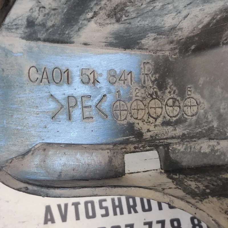 Бризговик Mazda Xedos 6 (92-99) передній прав. OEM CA0151841