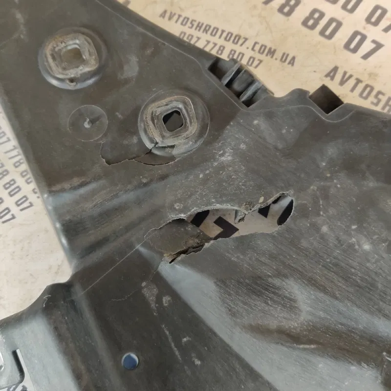 Кронштейн бампера Audi Q7 4L (05-15) 3.6Б лів. OEM 4L0807283