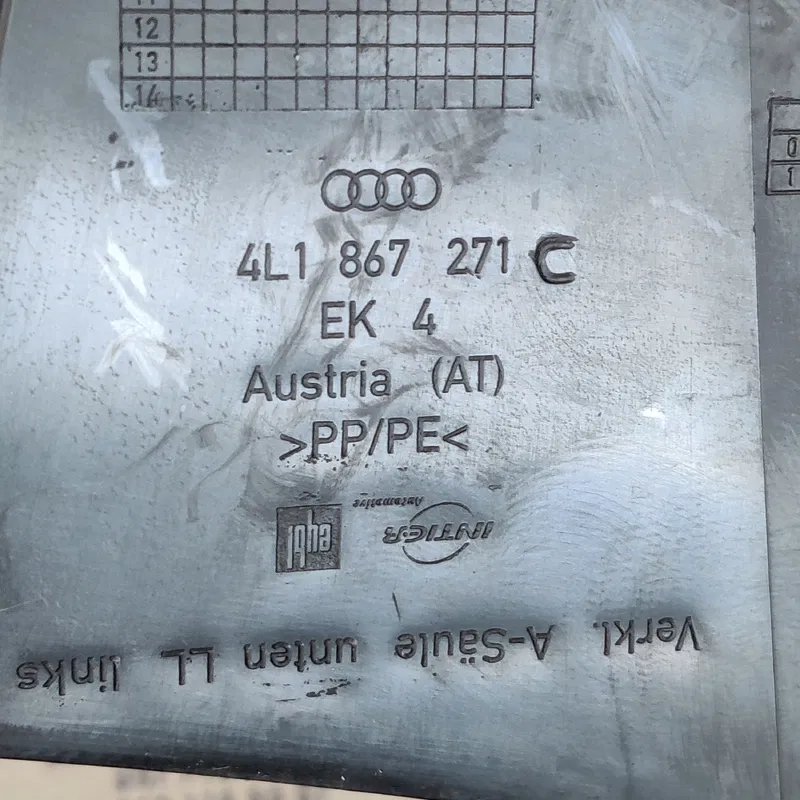 Накладка салону Audi Q7 (05-15) 3.6Б перед ліва 98144043ZD