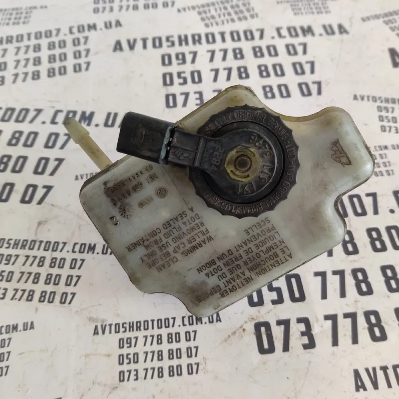 Бачок гальмівного циліндра VW Jetta (10-18) OEM 1K1611301C