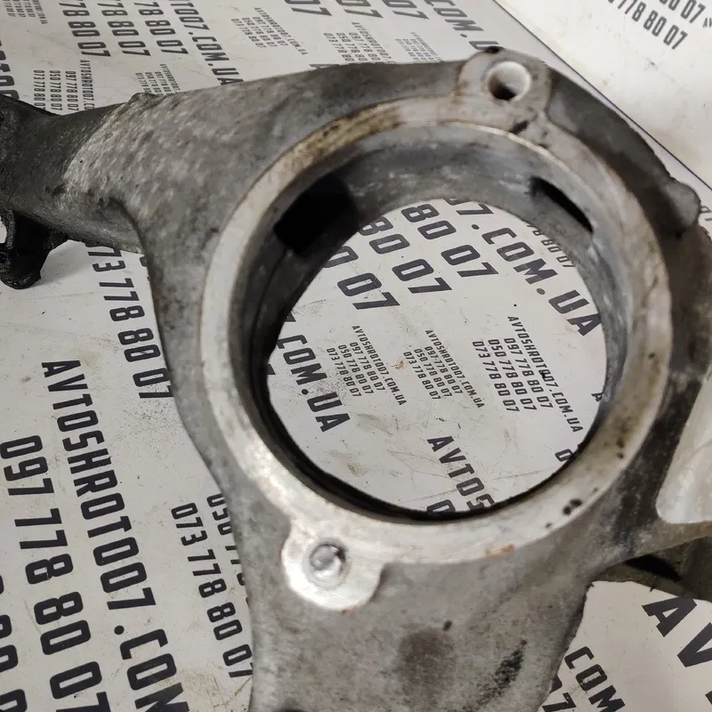 Кронштейн двигуна Audi Q7 4L 05-15 3.6 бензин OEM 7L0199207A