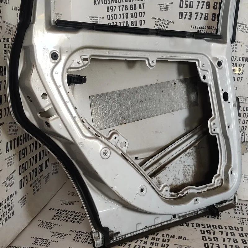Двері Volkswagen Passat B5 задня ліва OEM 3B4833411C