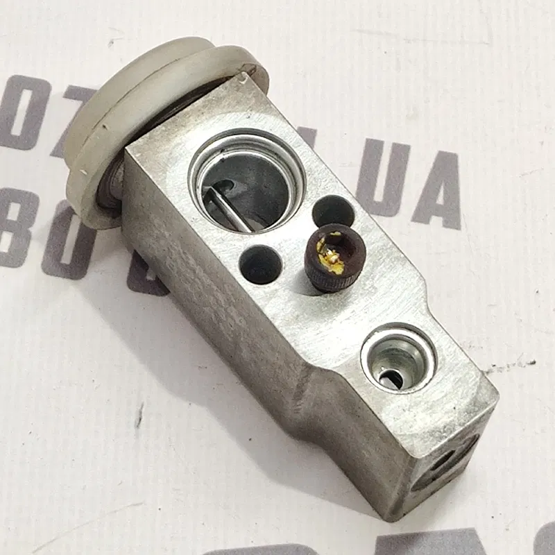Клапан кондиціонера Kia Sorento 1 02-09 2.5 CRDi t416230350