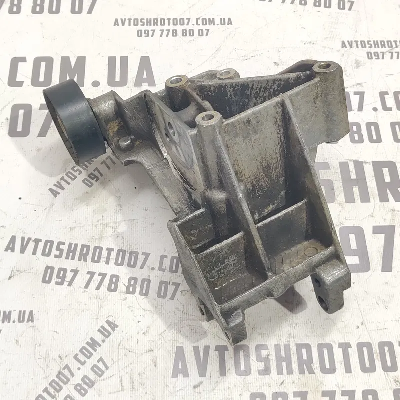 Кронштейн генератора Peugeot 807 02-14 2.2HDI OEM 9643834880