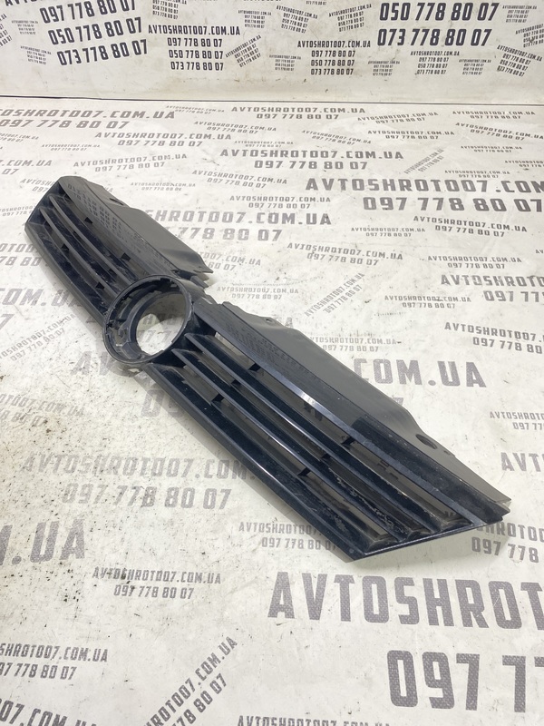 Решітка радіатора Volkswagen Jetta 6 5C6853653