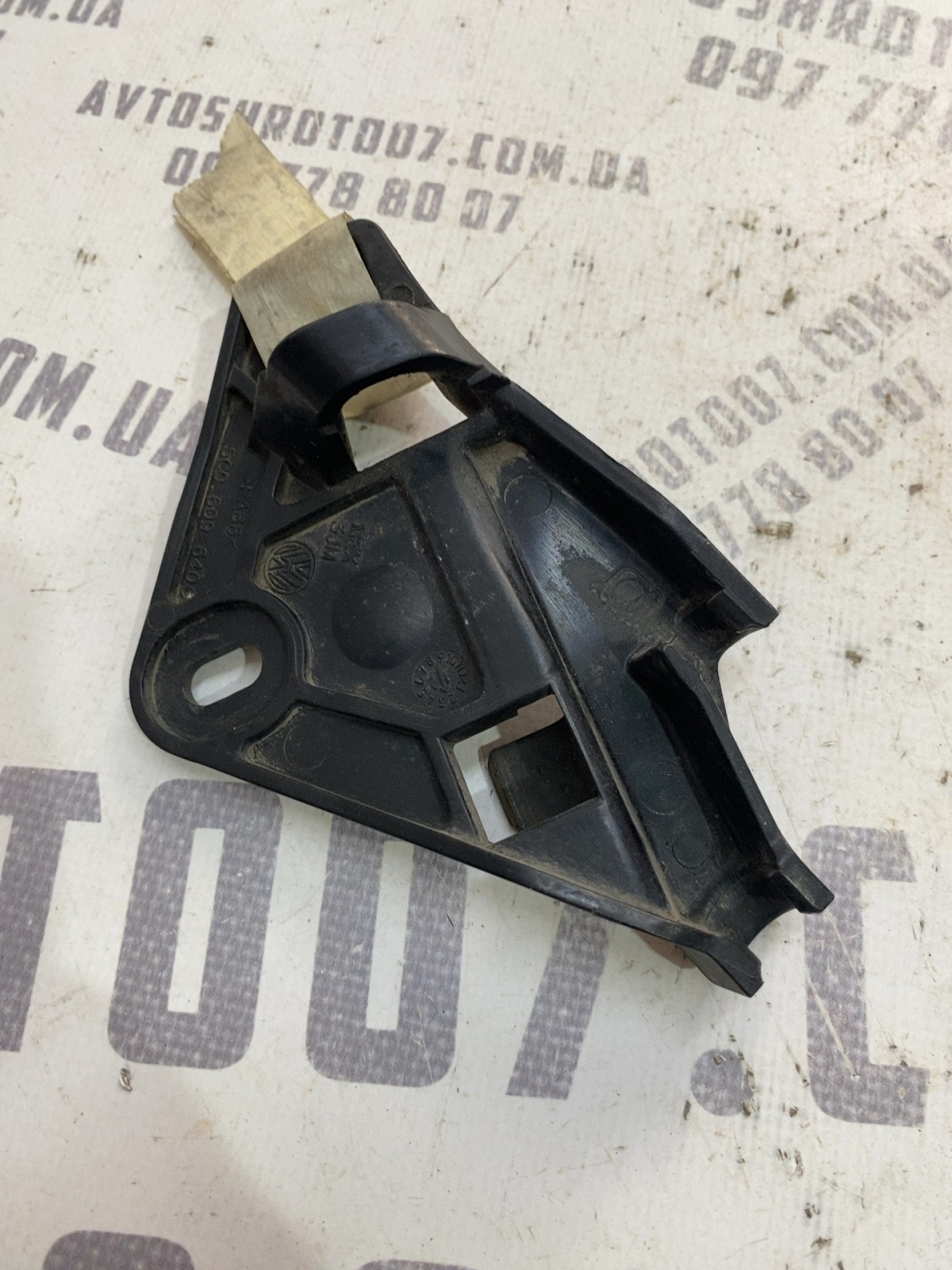 Кронштейн бампера Volkswagen Jetta 6 (10-18) 5C0609640C