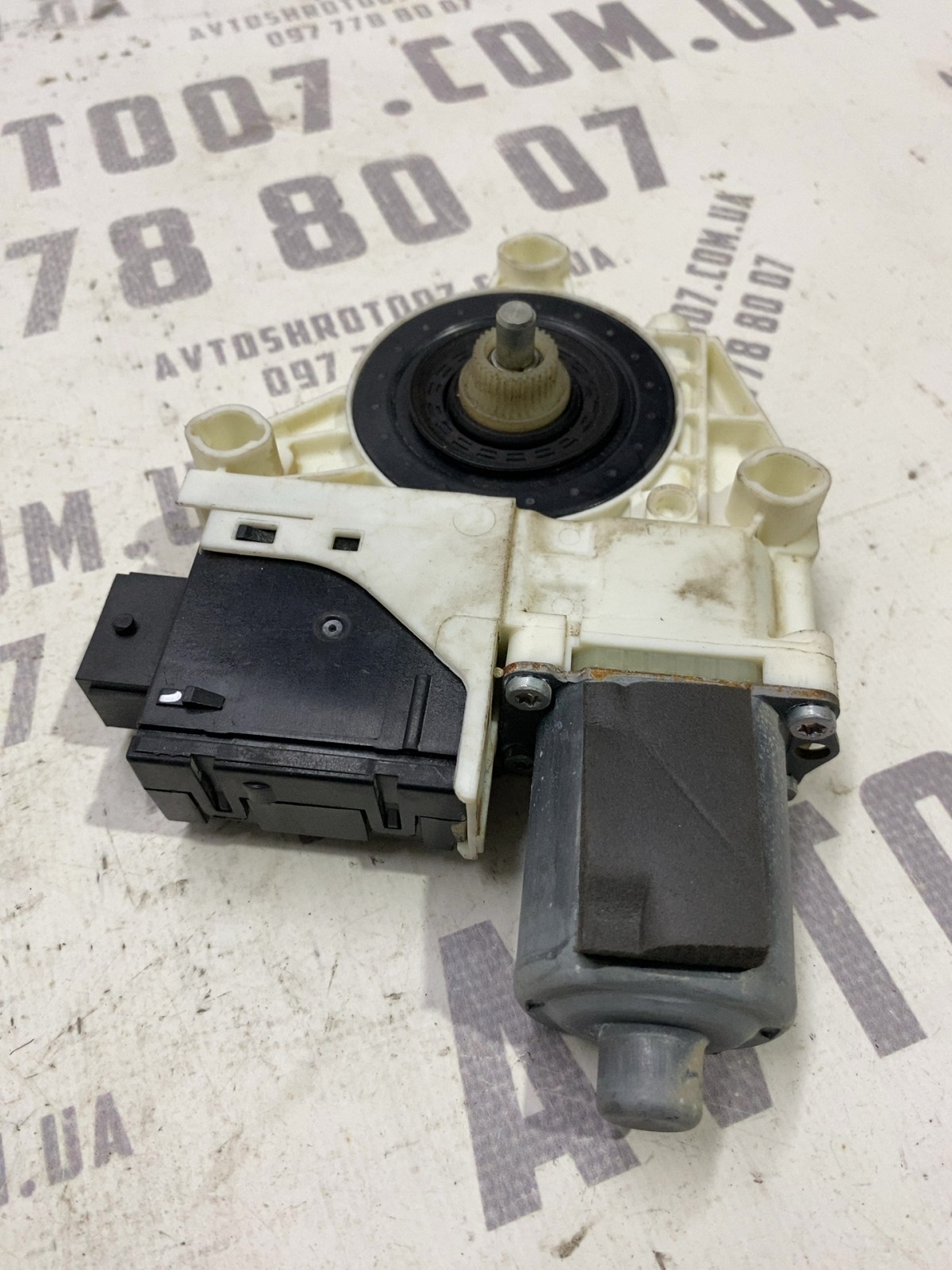 Мотор склопідіймача пер. правий Jeep Compass MK C61743100