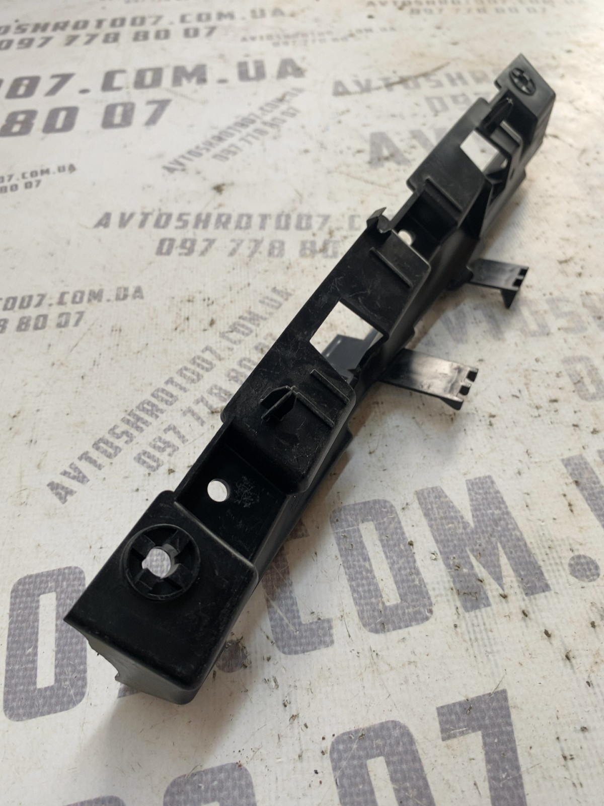 Кронштейн бампера правий Ford Escape 3 12-19 EJ54S026A52AA