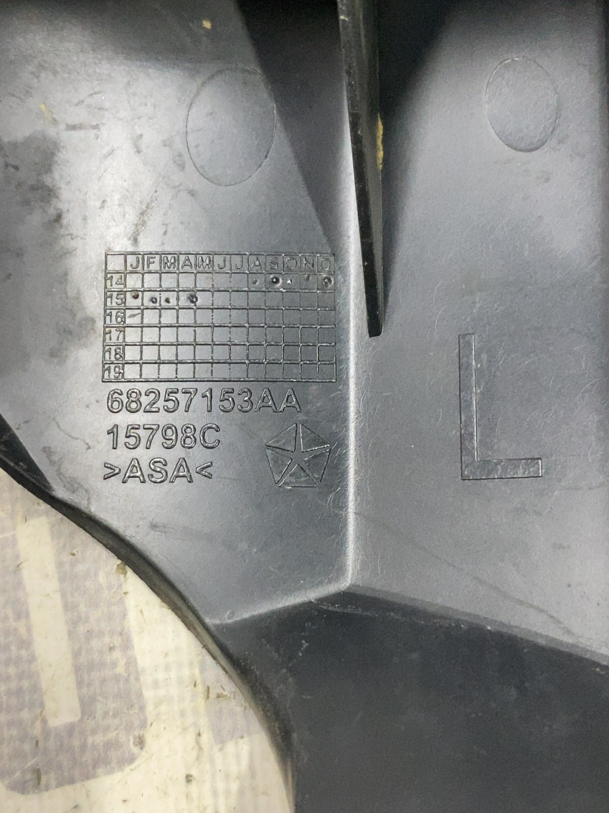 Кронштейн зад бампера лів Jeep Cherokee KL 14-23 68257153AA