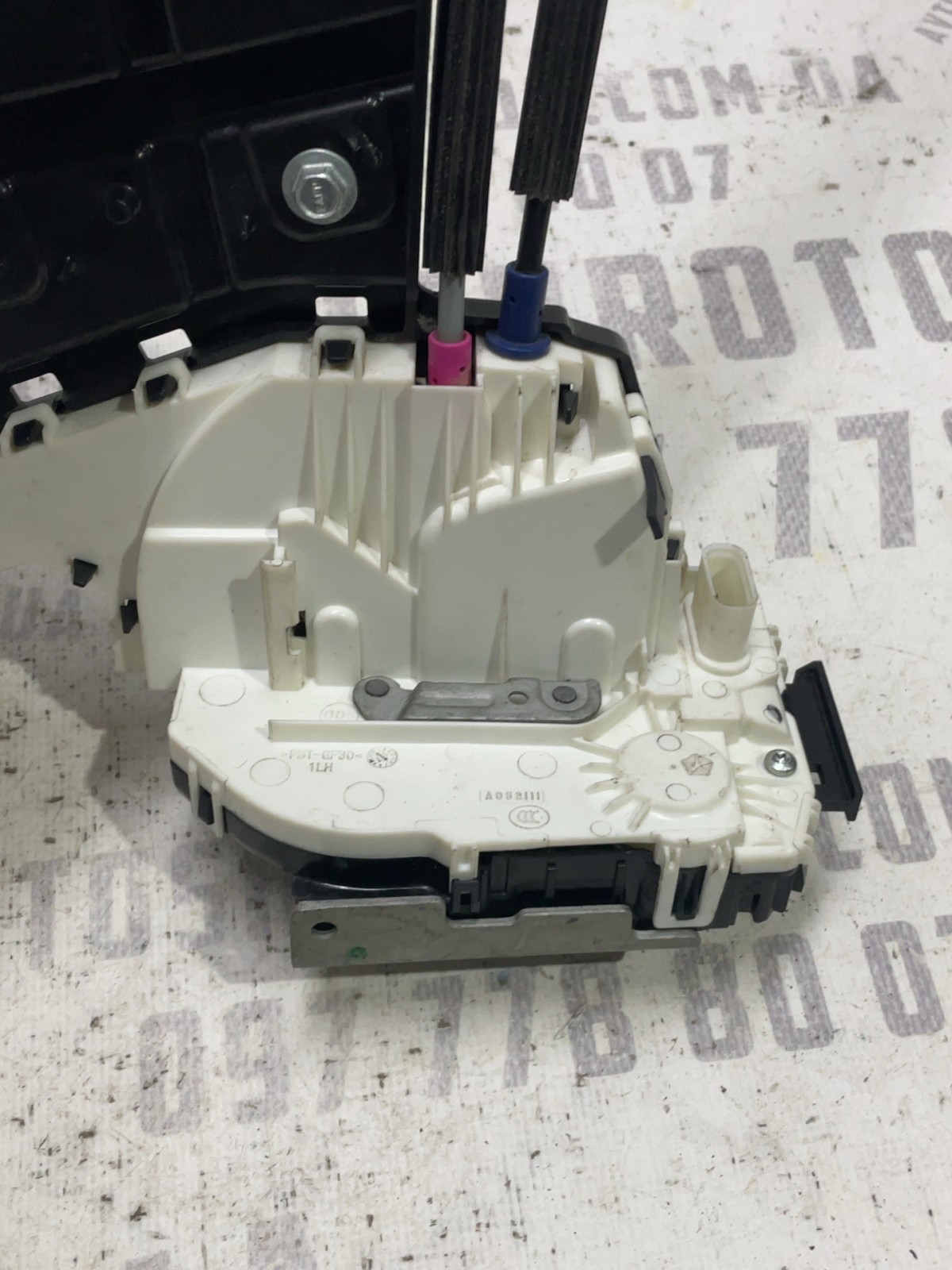 Замок дверей задній лівий Jeep Cherokee KL P04589915AE