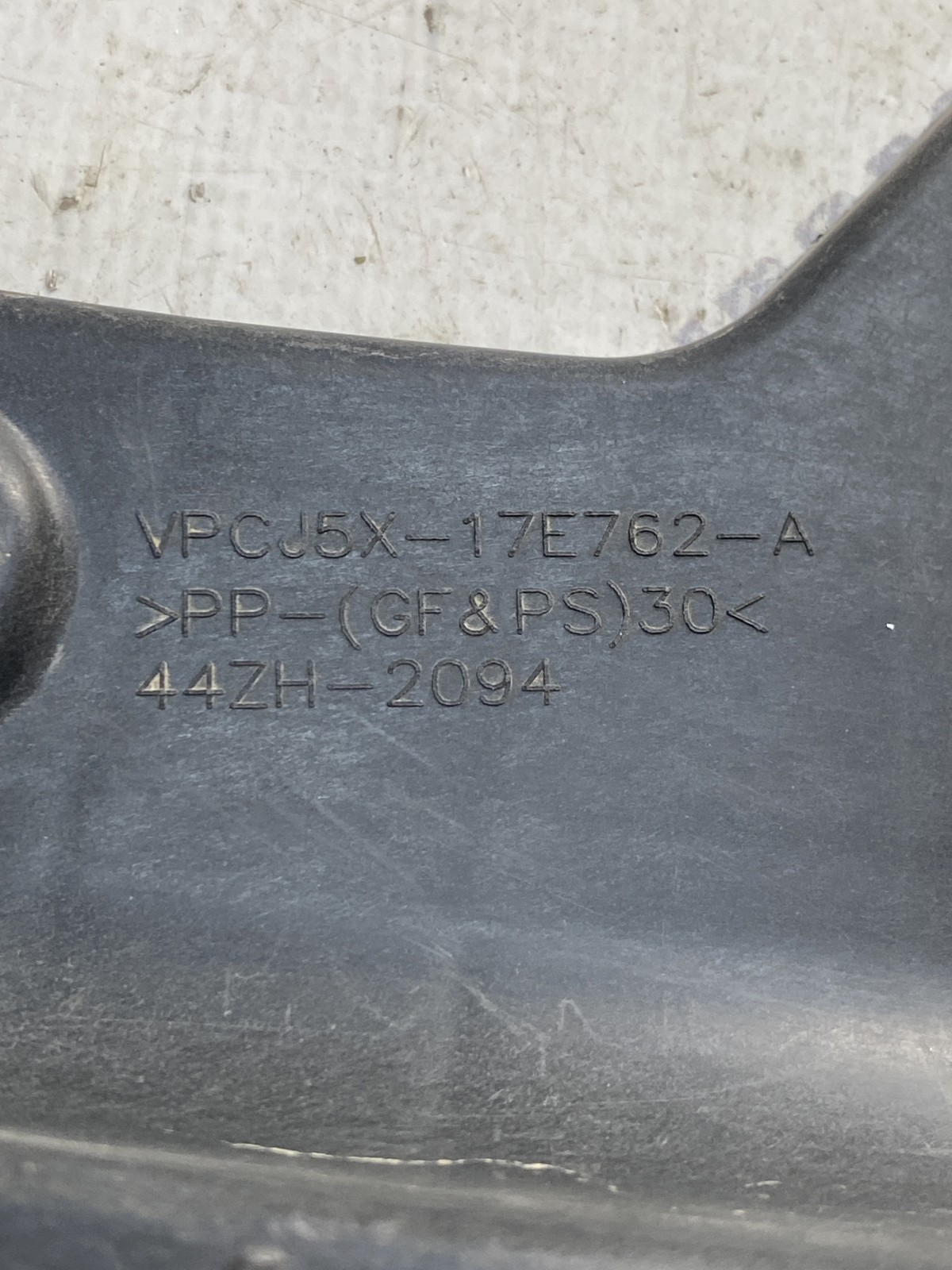Кронштейн бампера правий Ford Escape 3 VPCJ5X17E762A