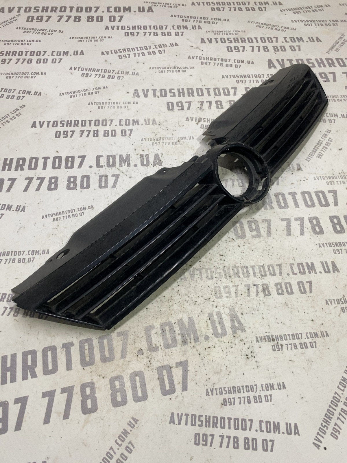 Решітка радіатора Volkswagen Jetta 6 5C6853653