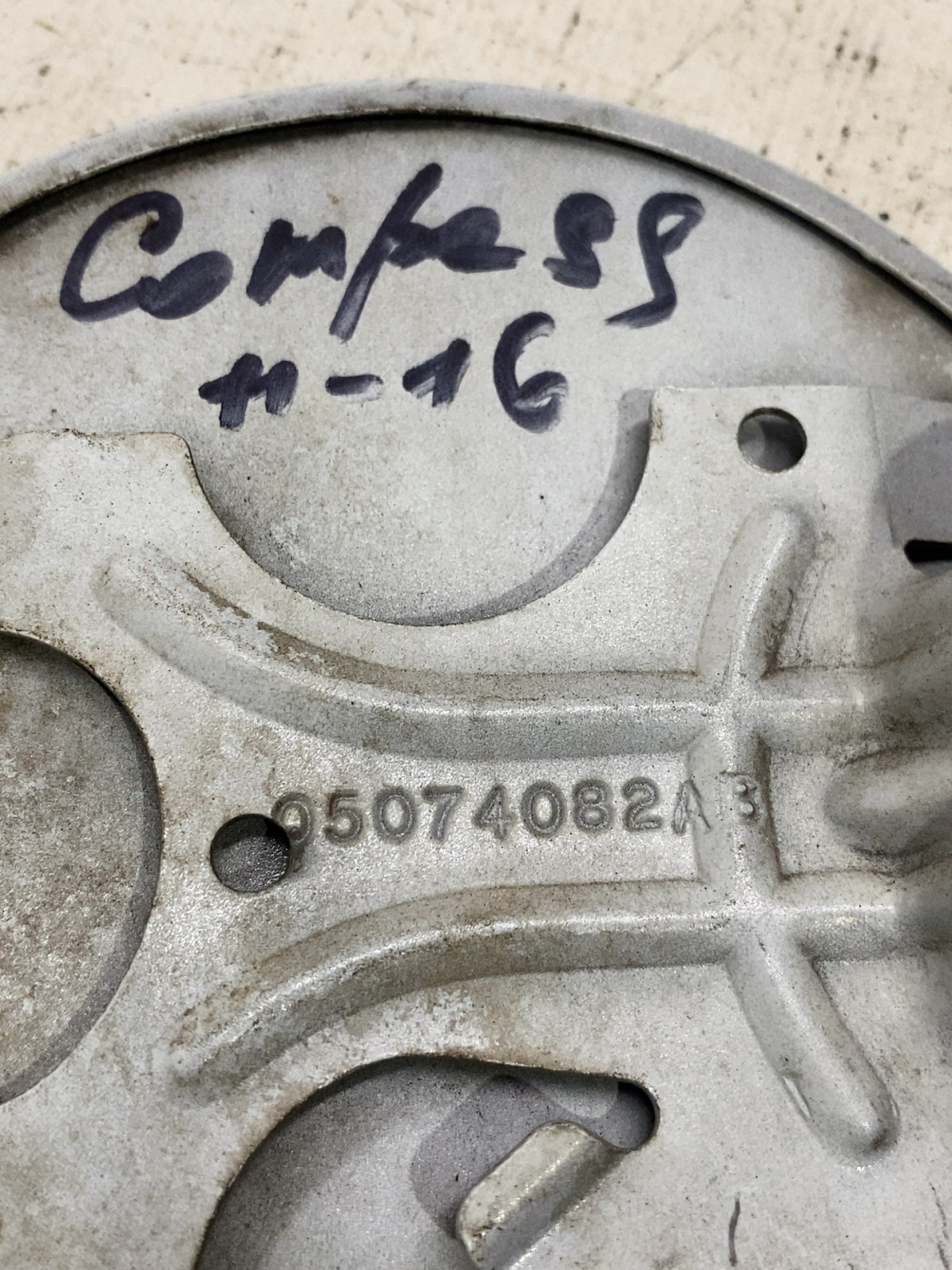 Лючок бака Jeep Compass MK 05074082AB