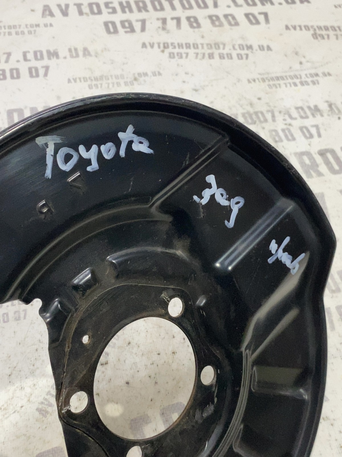 Захист тормозного диска задній правий Toyota RAV4 5 200610c
