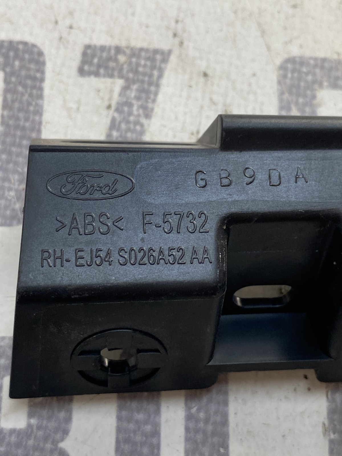 Кронштейн бампера правий Ford Escape 3 12-19 EJ54S026A52AA