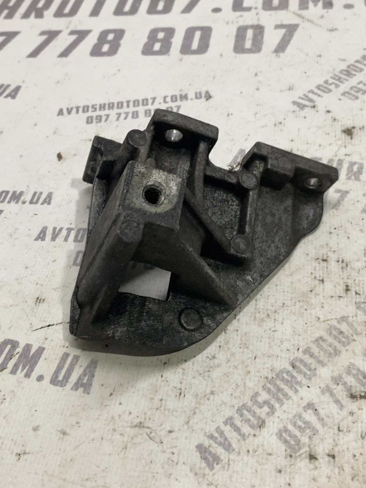 Кронштейн компресора кондиціонера Jeep Compass MK 04891594AA
