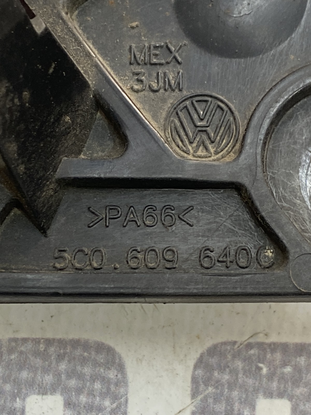 Кронштейн бампера Volkswagen Jetta 6 (10-18) 5C0609640C