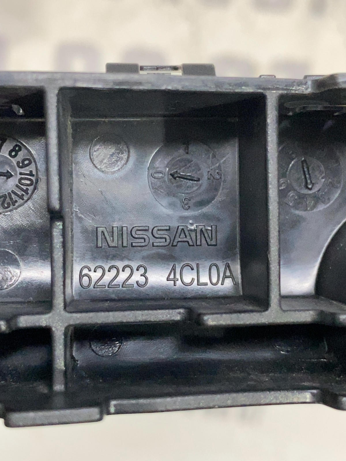 Кронштейн бампера Nissan Rogue T32 OE 622234CL0A