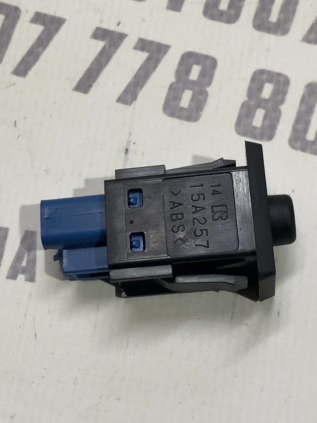 Кнопка багажника Mitsubishi Outlander 3 (12-21) 15A257