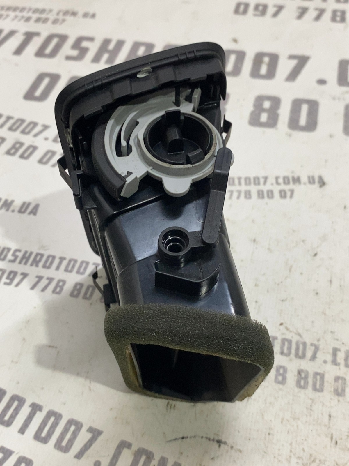 Дефлектор обдуву правий VW Jetta 6 (10-18) 5C6819704