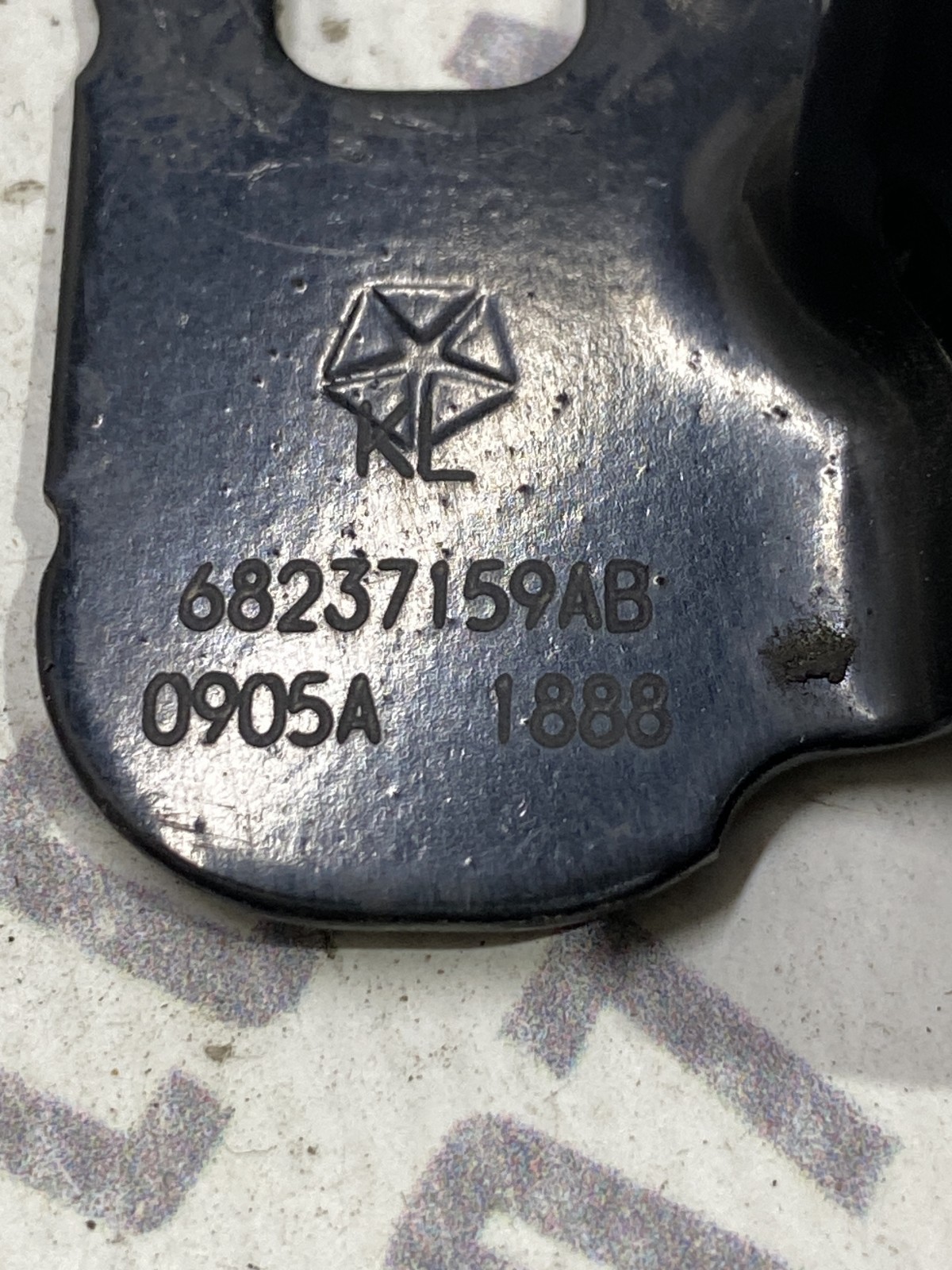 Замок капота Jeep Cherokee KL (14-23) 68237159AB