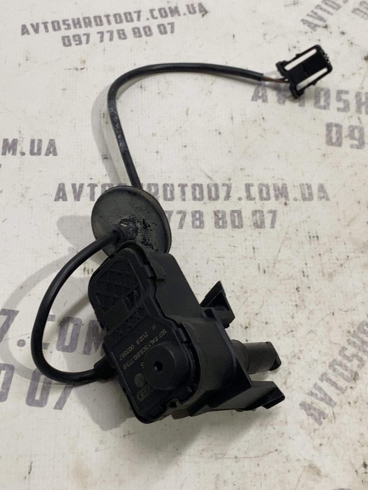 Замок лючка бака Volkswagen Jetta 6