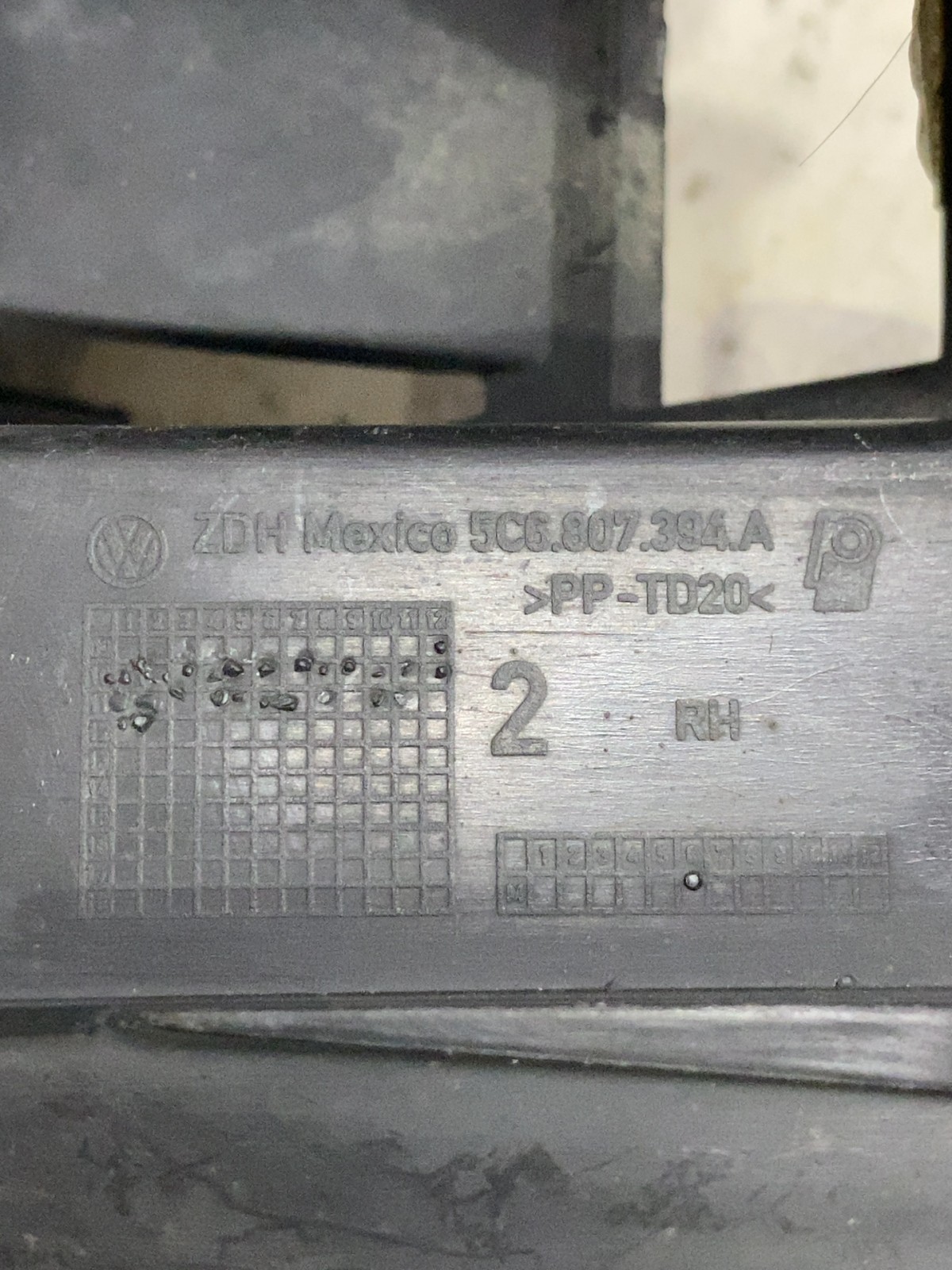 Кронштейн бампера Volkswagen Jetta 6 OE 5C6807394A