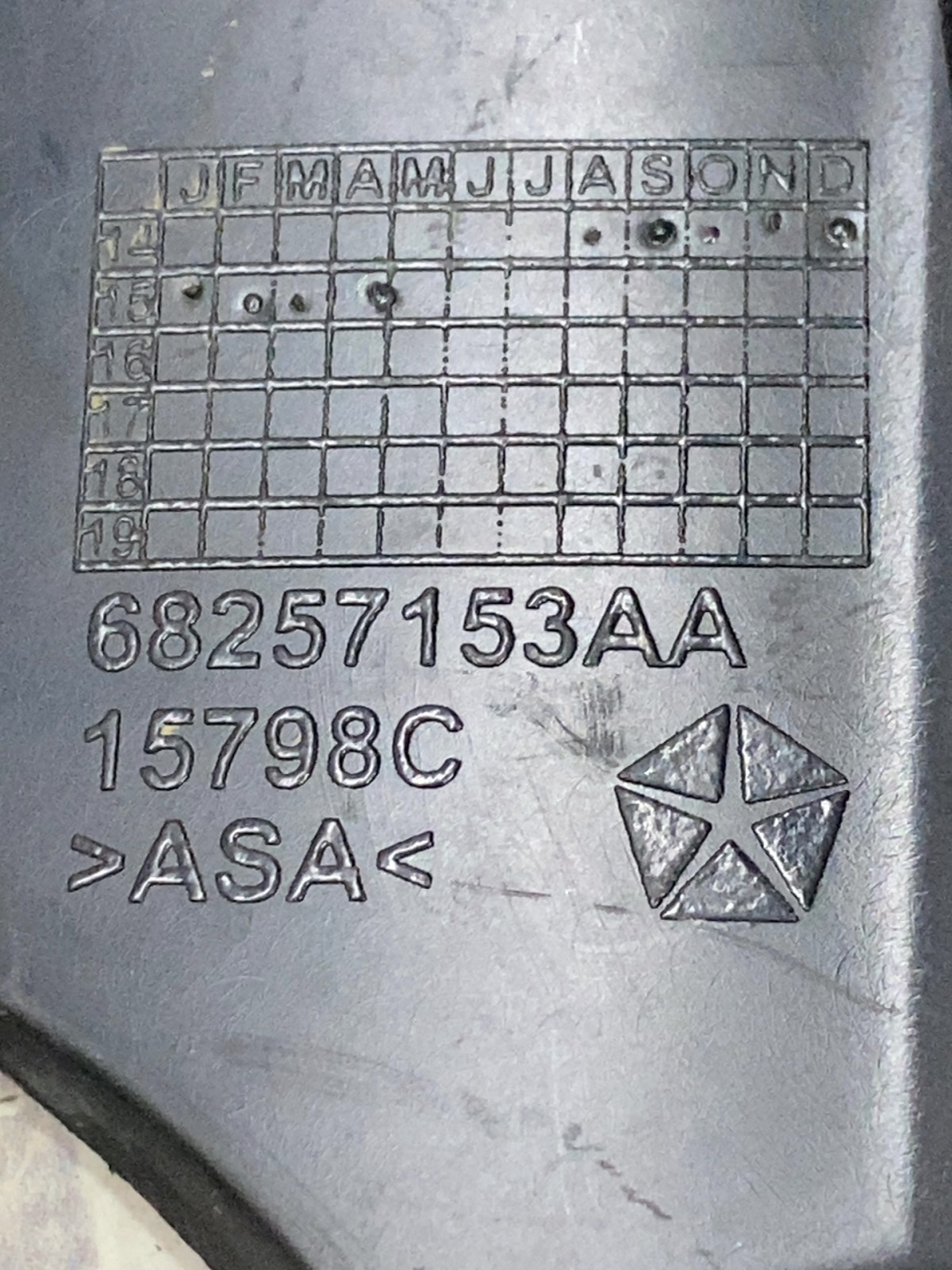 Кронштейн зад бампера лів Jeep Cherokee KL 14-23 68257153AA