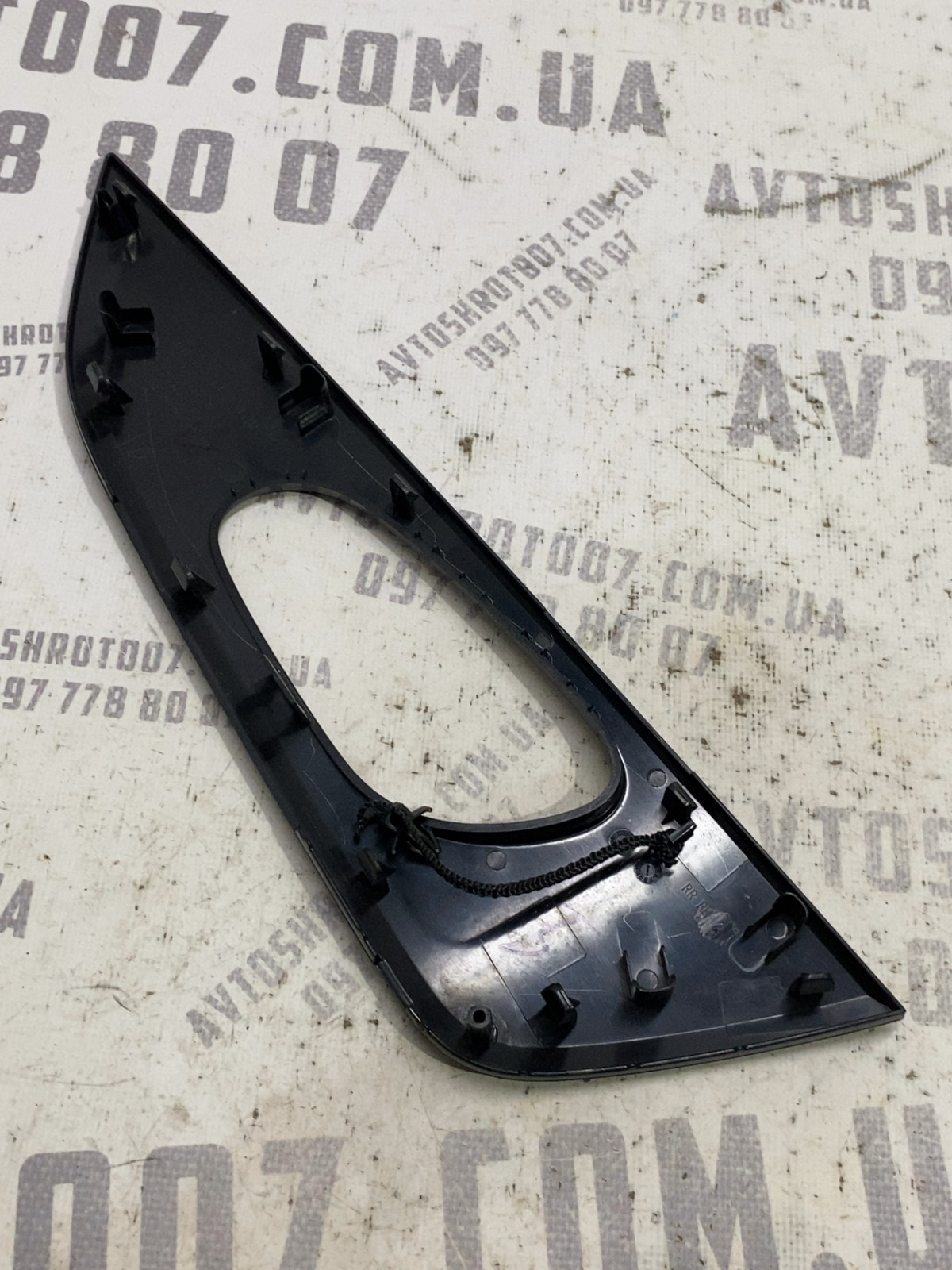 Накладка салону права Nissan Rogue T32 (13-20) 826824CL0A